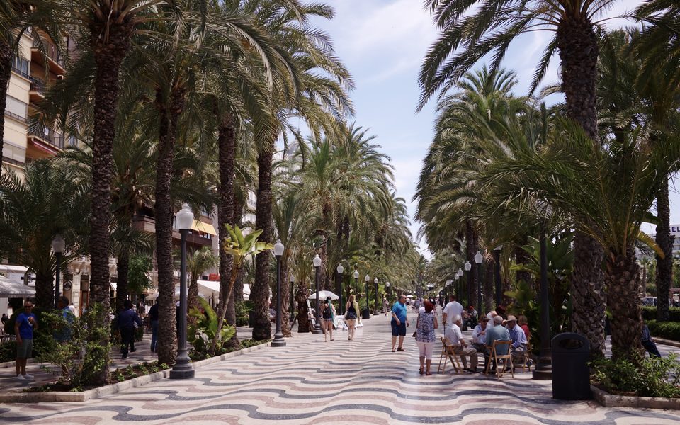 Palmer, caféer og mosaikbelægning på Explanada de España i Alicante