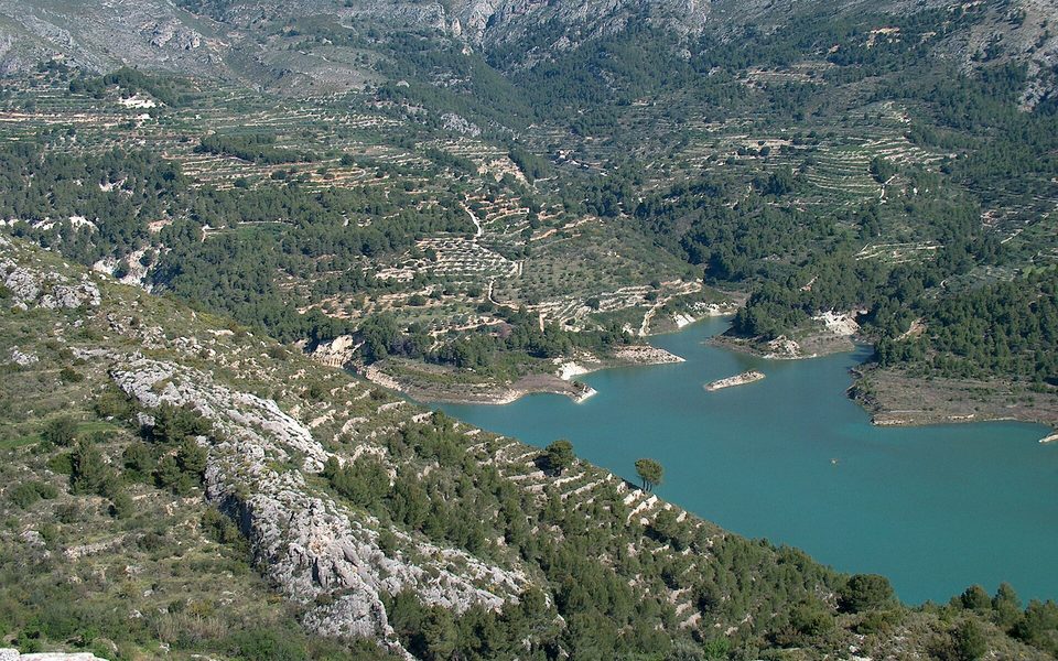 Bjerglandskab og reservoir set fra Guadalest
