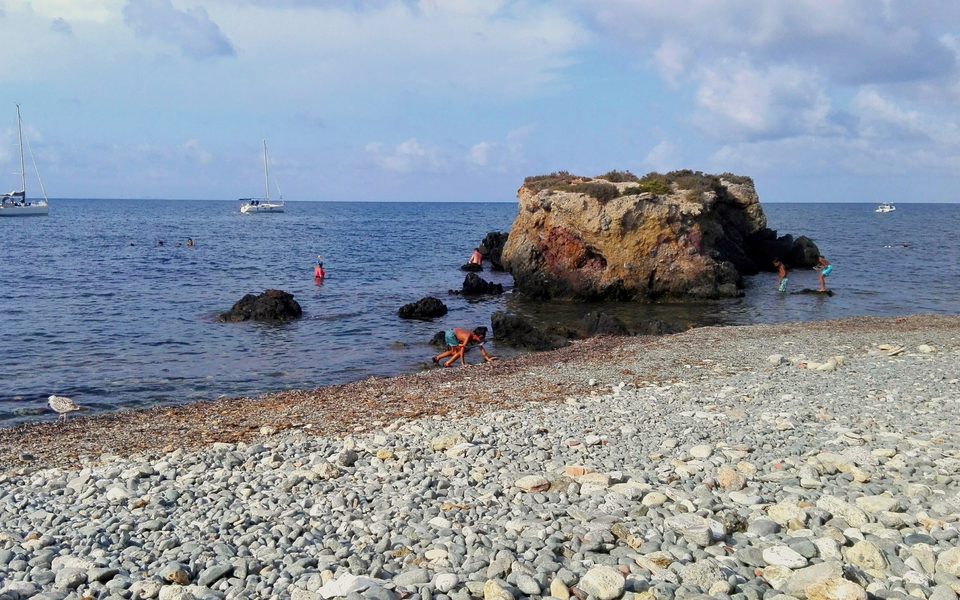Klippeholm, stenstrand og sejlbåde ved Tabarca