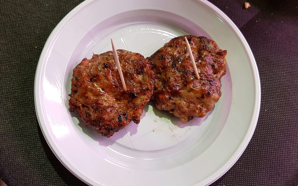 Grillede figatells serveret på markedet i Xàbia