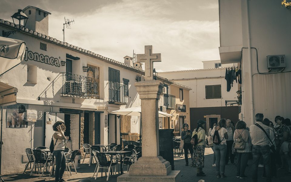 Farverige lave huse i sømandskvarteret Baix la Mar i Dénia