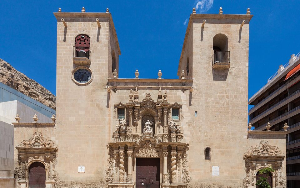 Basílica de Santa María i Alicantes historiske by