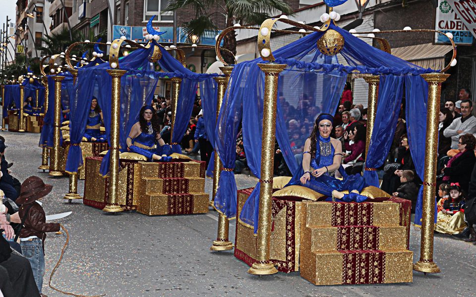 Farverige karnevalsdeltagere i Torreviejas gader