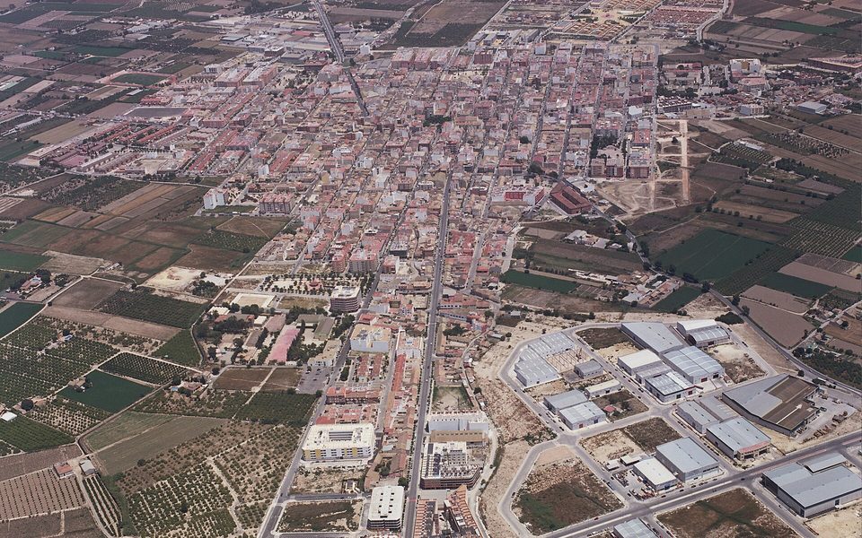 Almoradí og det flade huerta-landskab i Vega Baja set fra luften