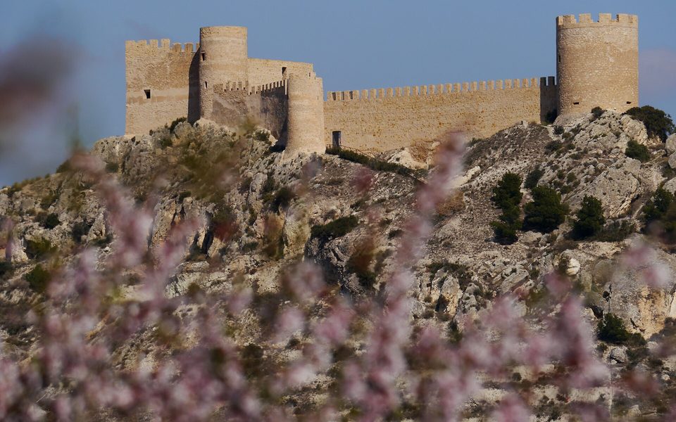 Castallas middelalderborg over byen i Foia de Castalla