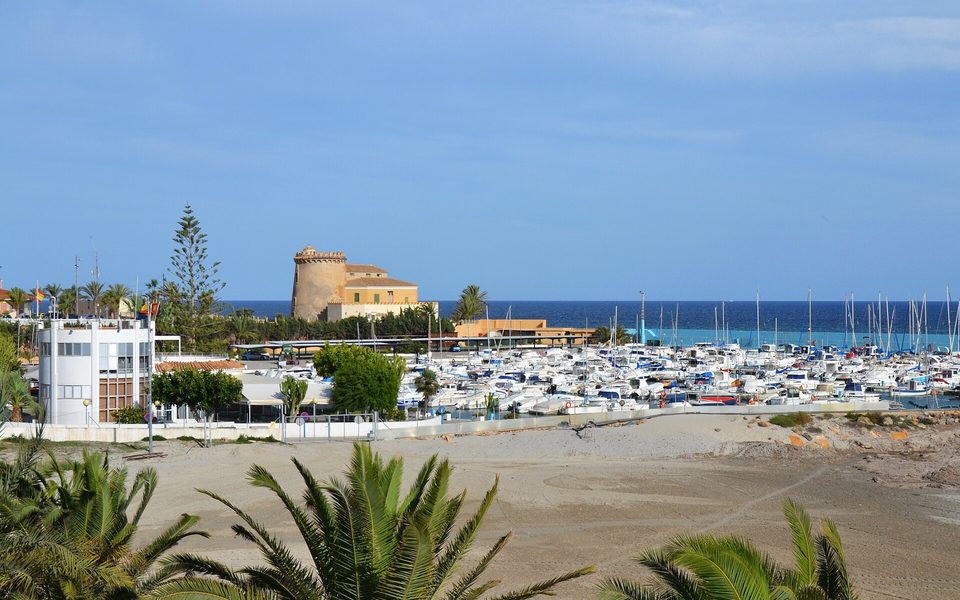 Strand, havn og vagttårn ved Torre de la Horadada