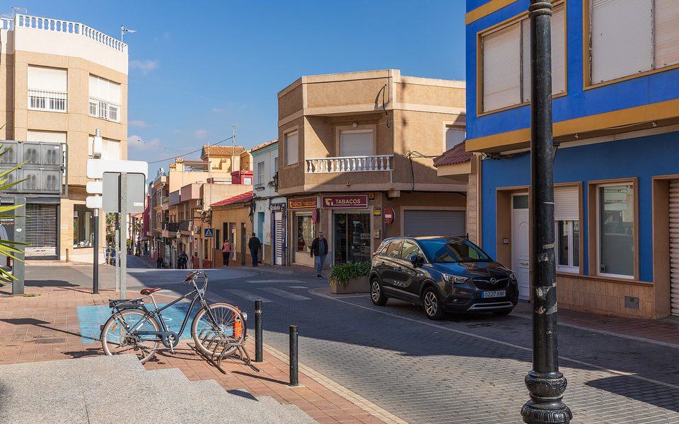 San Miguel de Salinas på højderyggen bag Torreviejas saltsøer