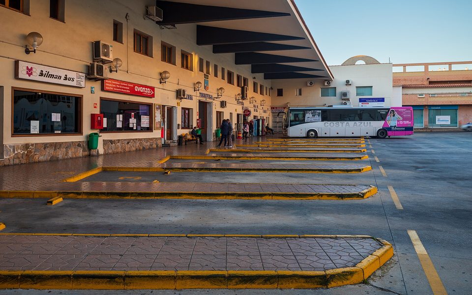 Regionalbus ved en busstation i Alicante-provinsen